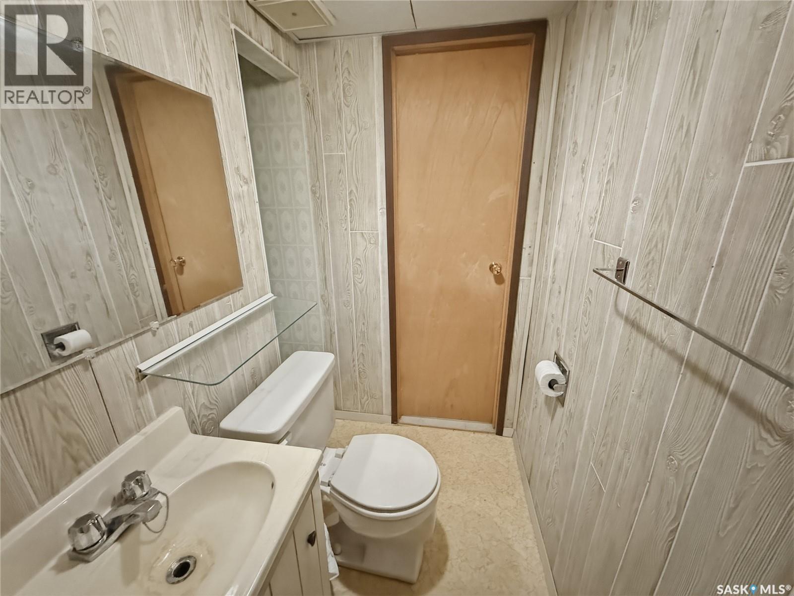 231 Elliott Place, Swift Current, SK - Indoor Photo Showing Bathroom