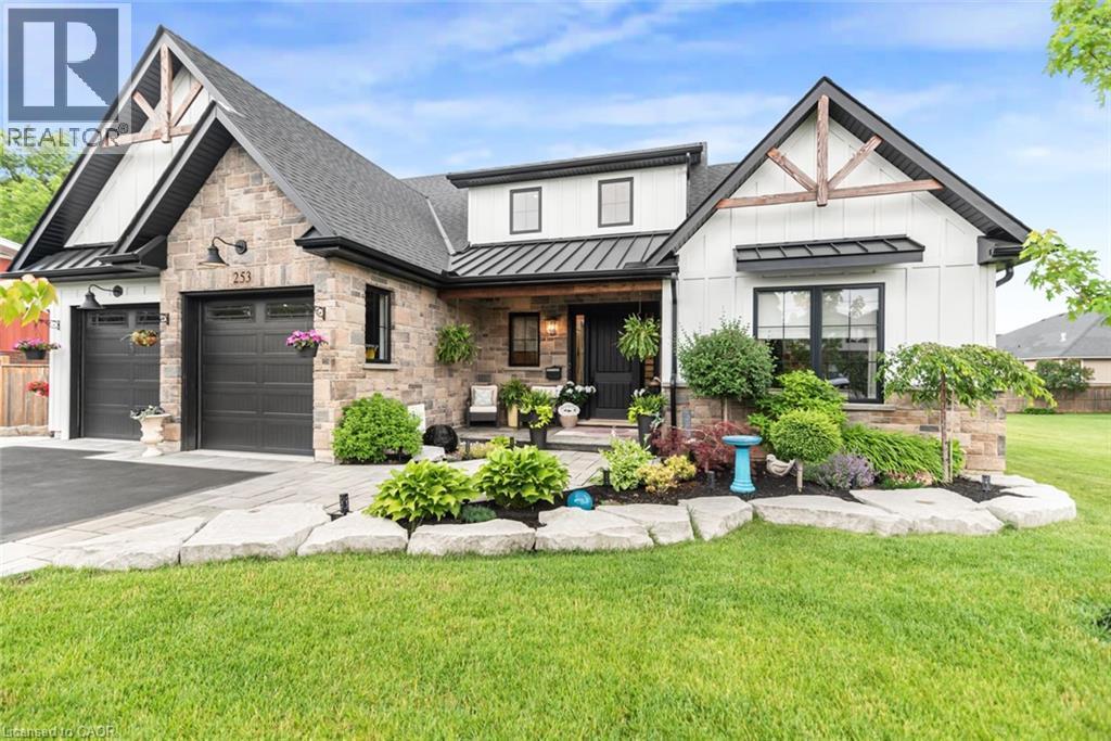 Front house - 253 Central Avenue, Grimsby, ON