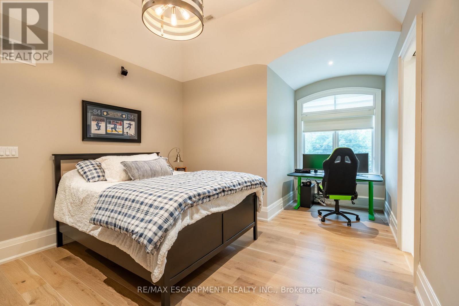 385 Pine Cove Road, Burlington, ON - Indoor Photo Showing Bedroom