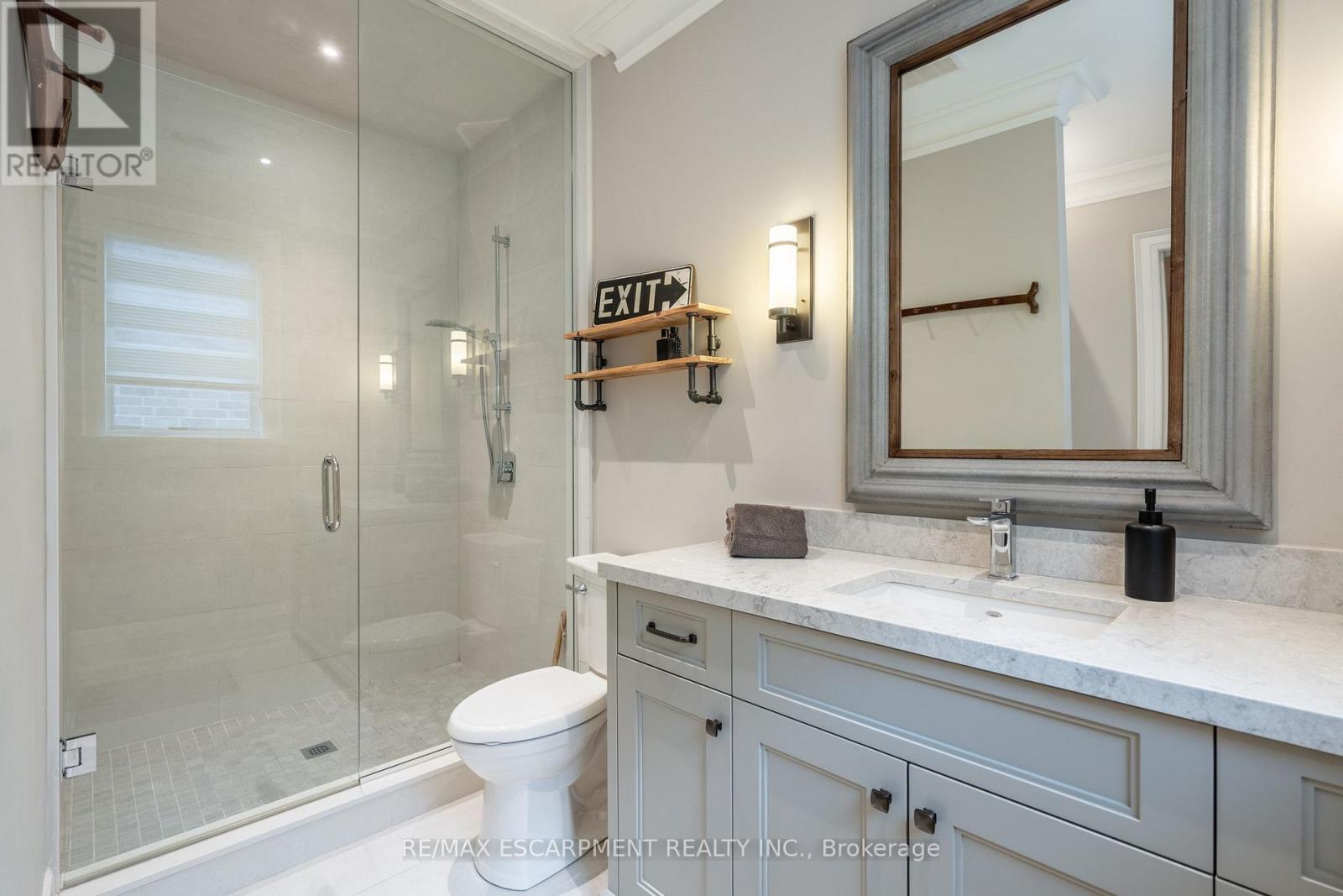 385 Pine Cove Road, Burlington, ON - Indoor Photo Showing Bathroom