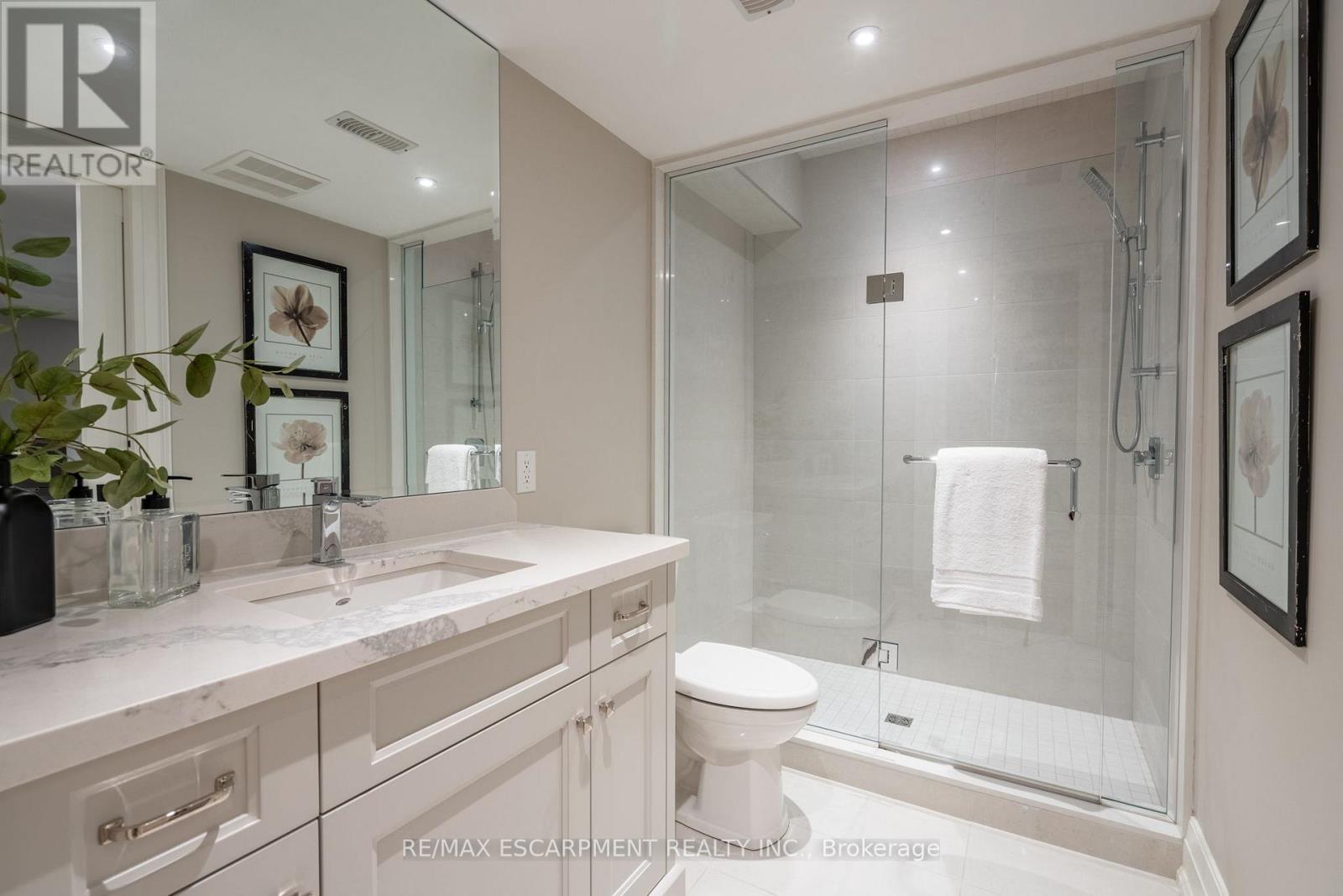 385 Pine Cove Road, Burlington, ON - Indoor Photo Showing Bathroom
