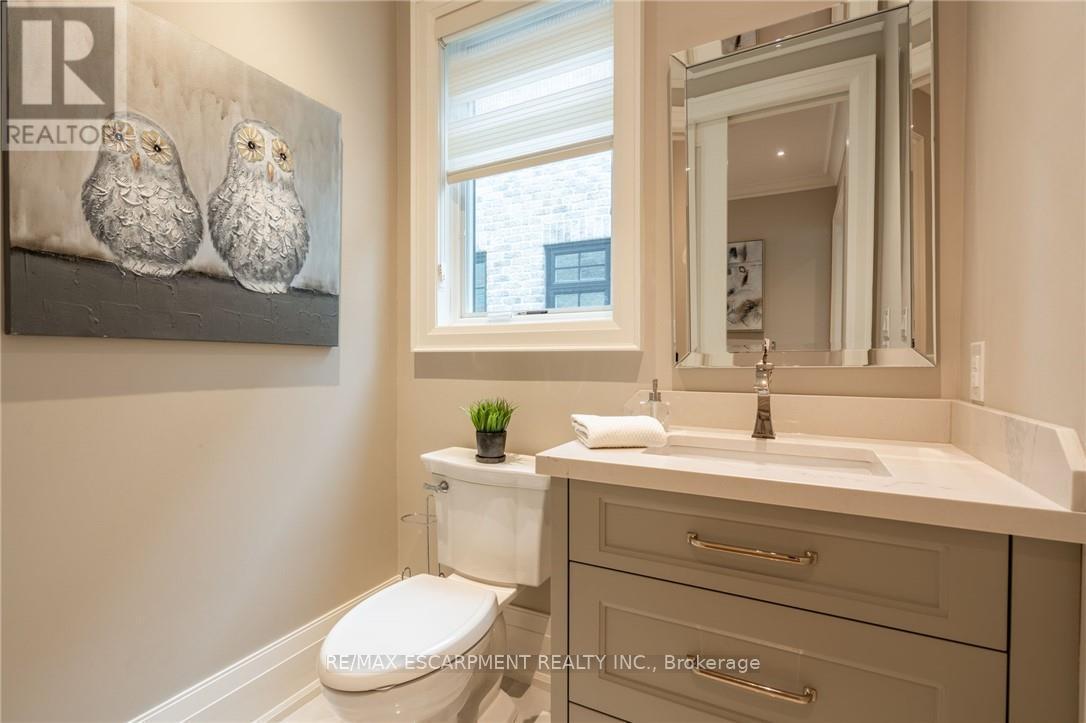 385 Pine Cove Road, Burlington, ON - Indoor Photo Showing Bathroom