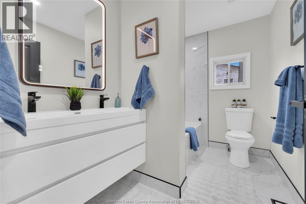 556 Clover, Windsor, ON - Indoor Photo Showing Bathroom