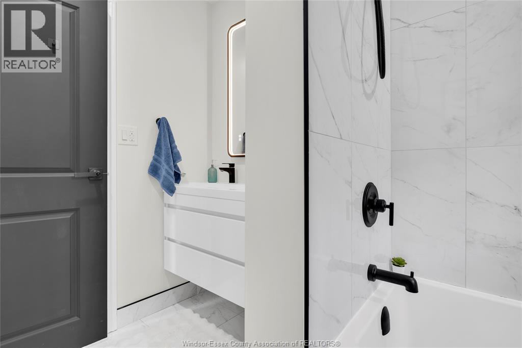 556 Clover, Windsor, ON - Indoor Photo Showing Bathroom