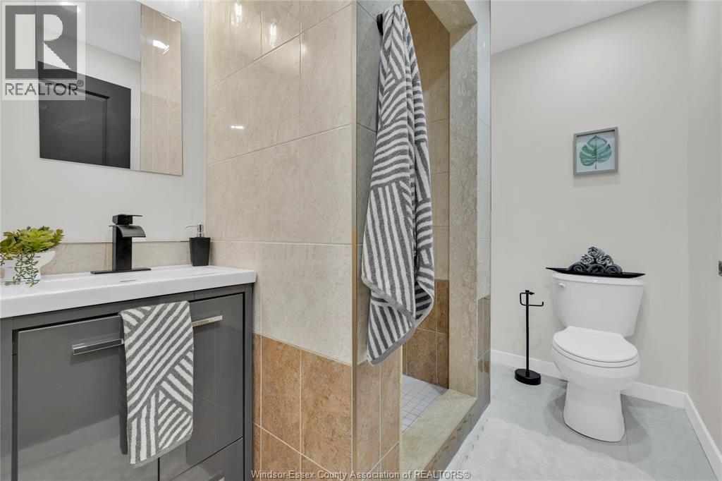 556 Clover, Windsor, ON - Indoor Photo Showing Bathroom
