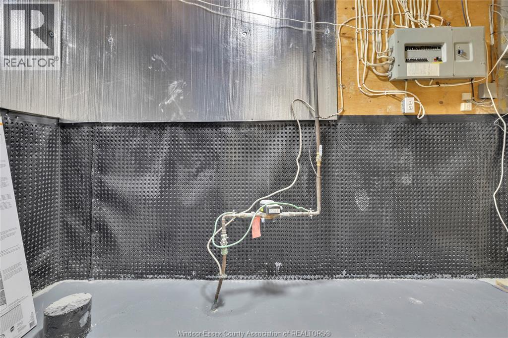 556 Clover, Windsor, ON - Indoor Photo Showing Bathroom