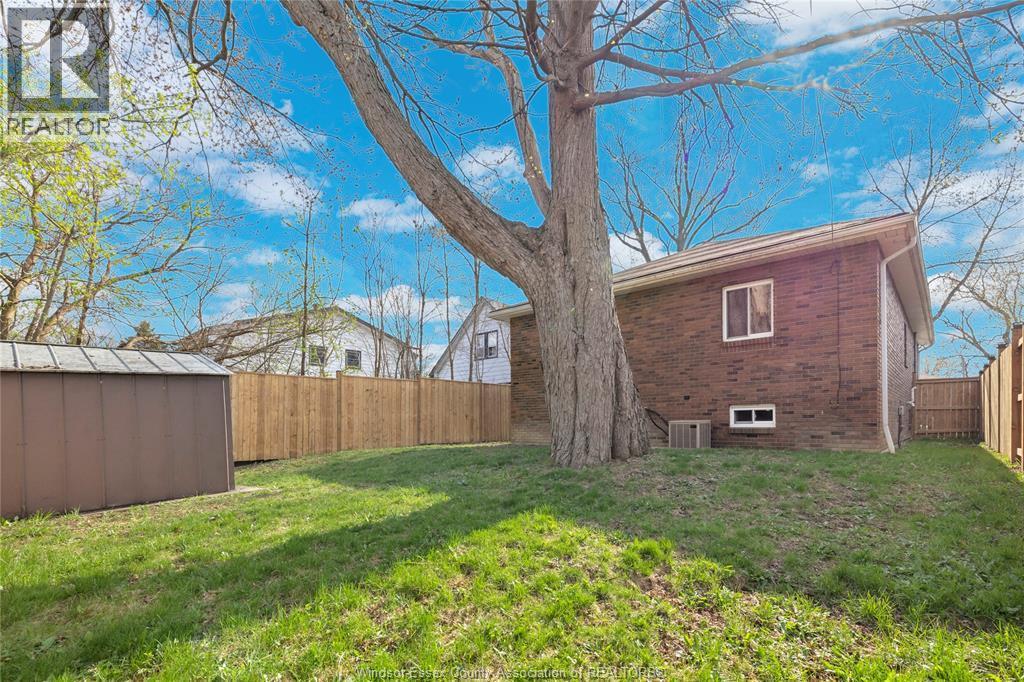 556 Clover, Windsor, ON - Outdoor