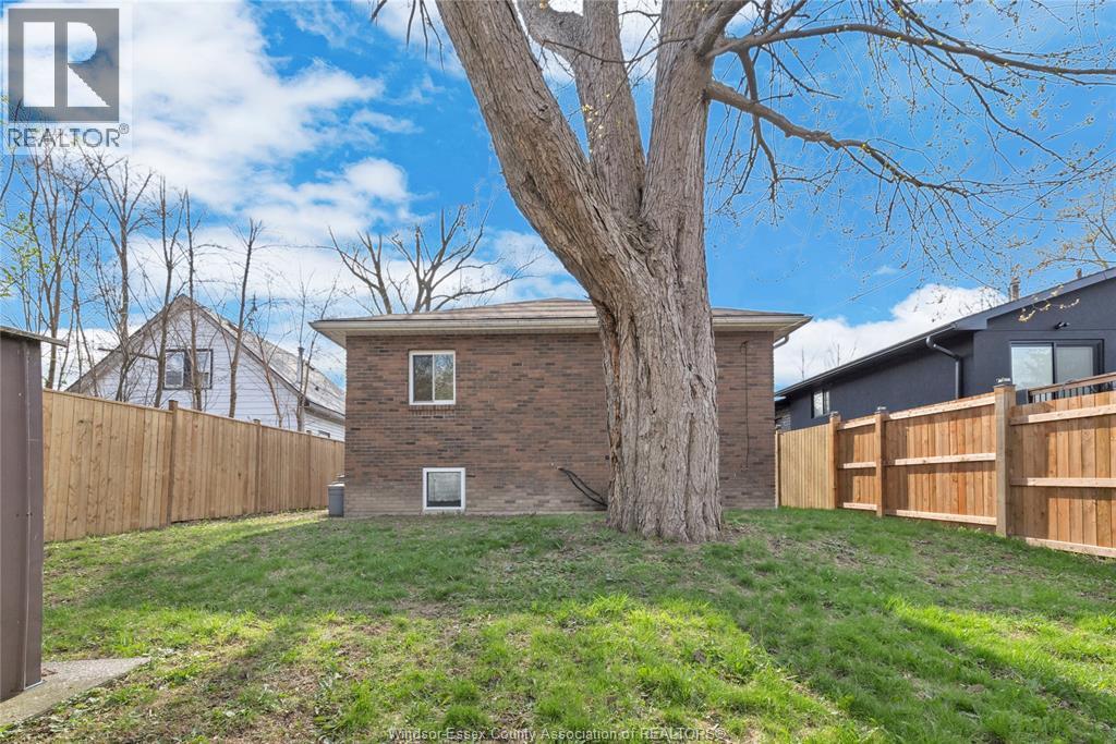 556 Clover, Windsor, ON - Outdoor