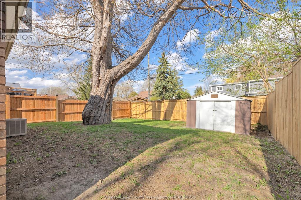 556 Clover, Windsor, ON - Outdoor