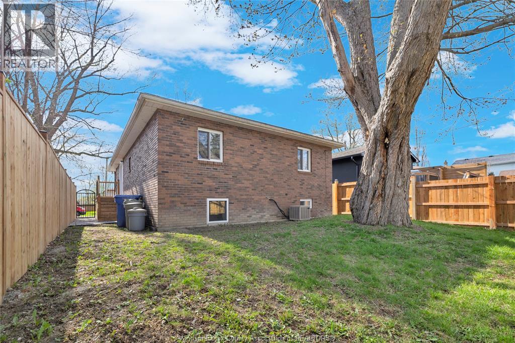 556 Clover, Windsor, ON - Outdoor