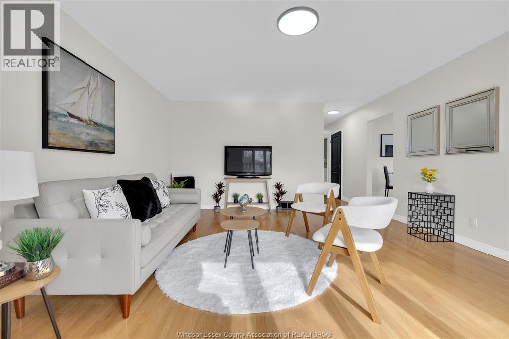 556 Clover, Windsor, ON - Indoor Photo Showing Living Room