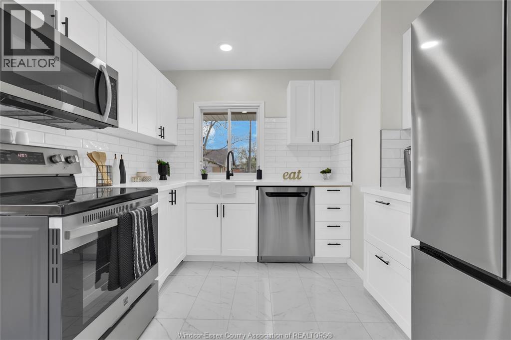 556 Clover, Windsor, ON - Indoor Photo Showing Kitchen With Upgraded Kitchen