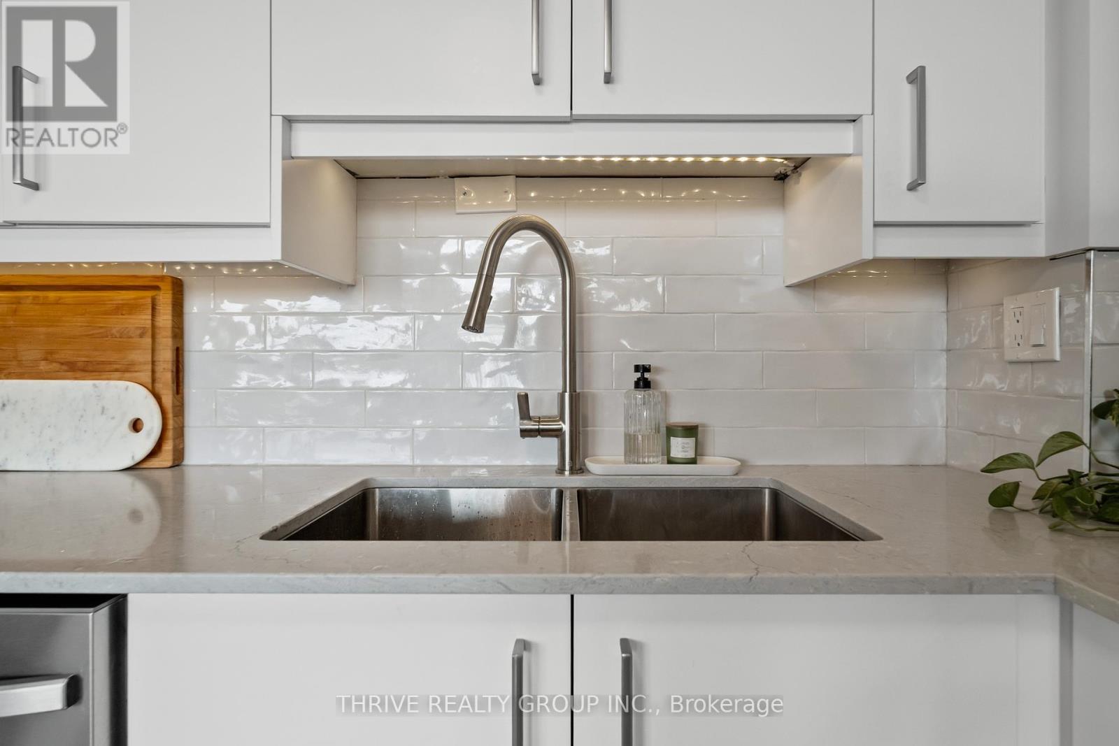 803 - 600 Talbot Street, London East (East F), ON - Indoor Photo Showing Kitchen With Double Sink With Upgraded Kitchen