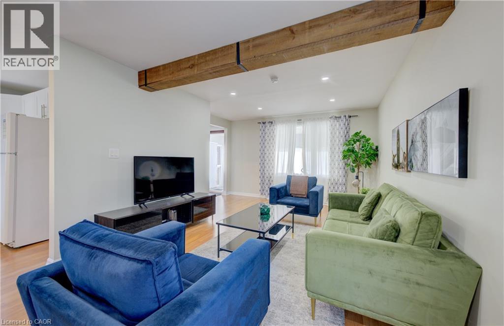 350 Victoria Street S, Kitchener, ON - Indoor Photo Showing Living Room