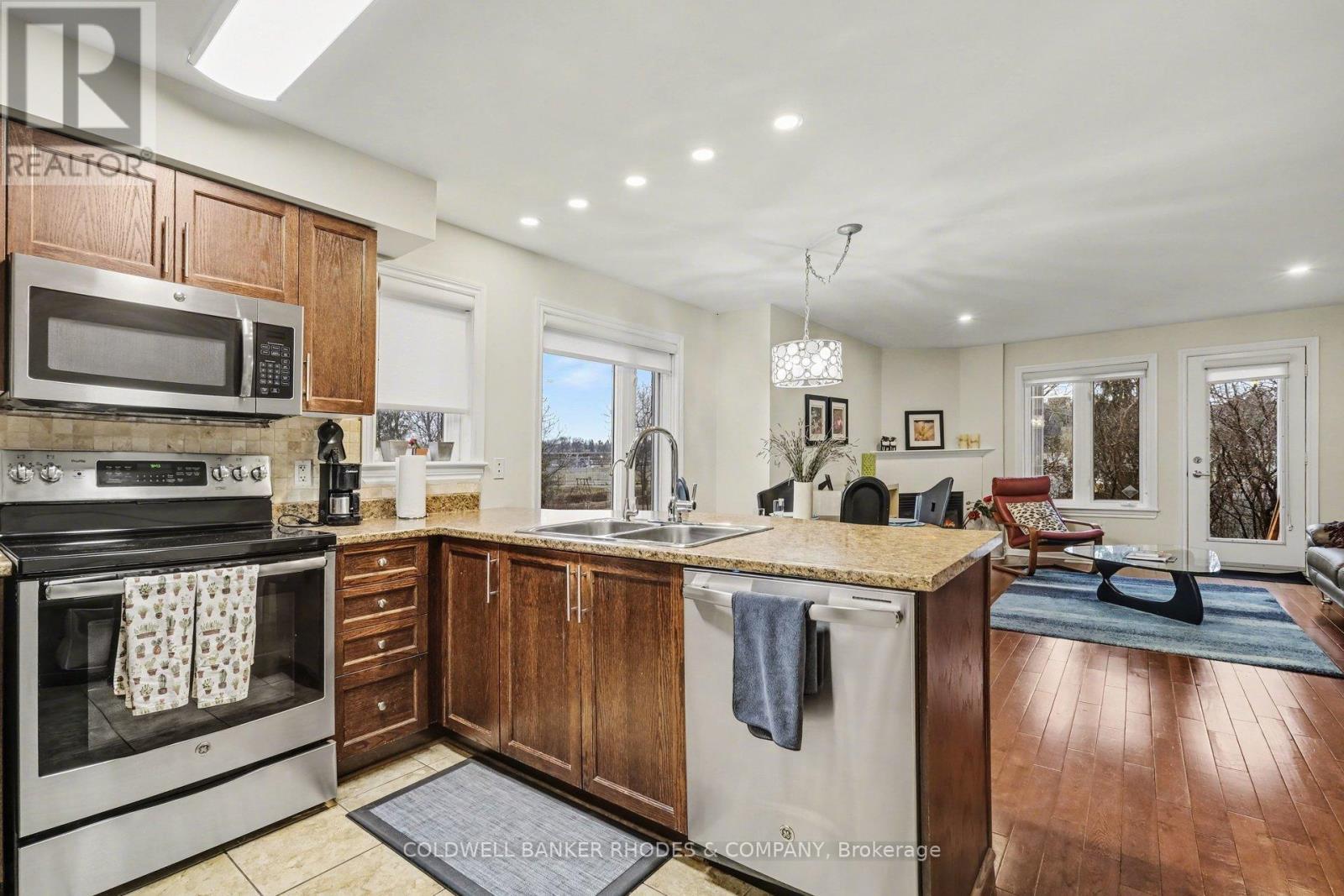 60 Mayflower Private, Ottawa, ON - Indoor Photo Showing Kitchen With Double Sink