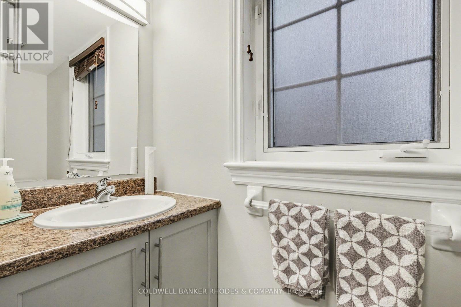 60 Mayflower Private, Ottawa, ON - Indoor Photo Showing Bathroom