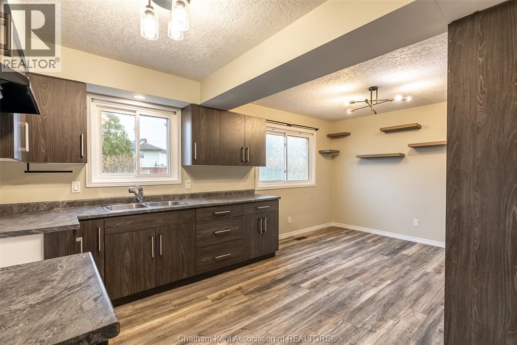 164 Timmins Crescent, Chatham, ON - Indoor Photo Showing Kitchen With Double Sink