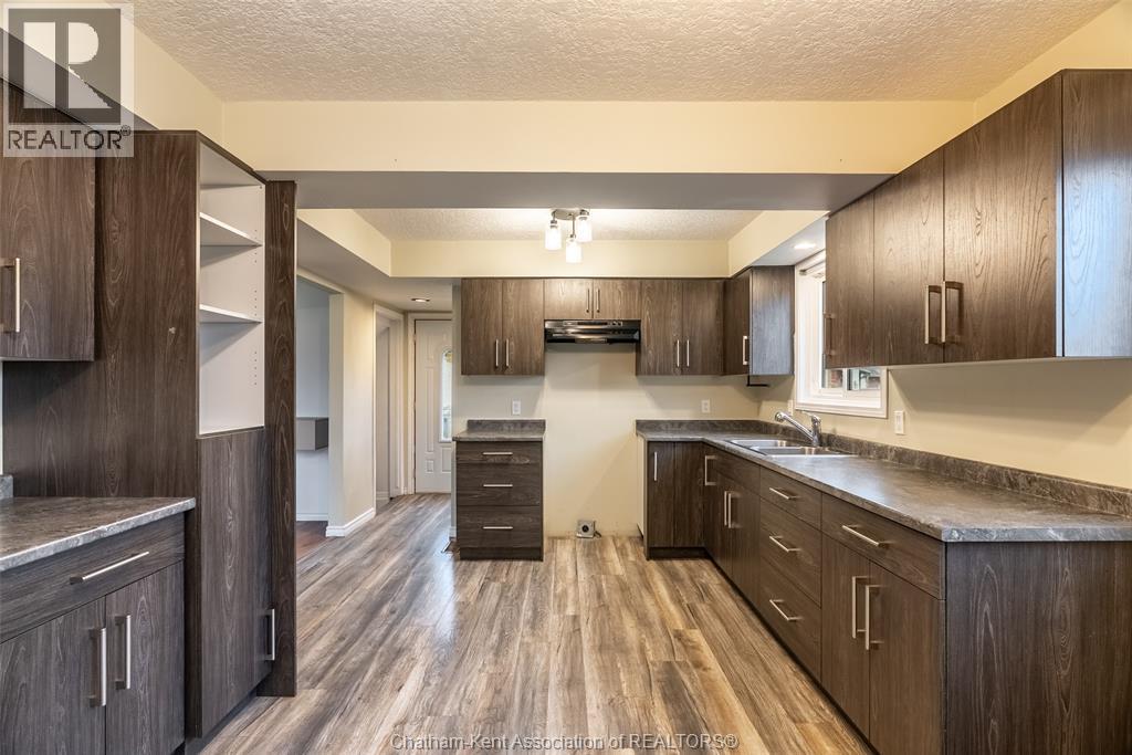 164 Timmins Crescent, Chatham, ON - Indoor Photo Showing Kitchen With Double Sink