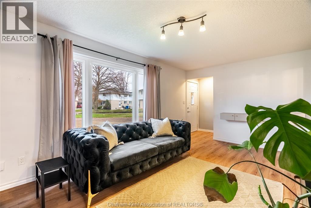 164 Timmins Crescent, Chatham, ON - Indoor Photo Showing Living Room