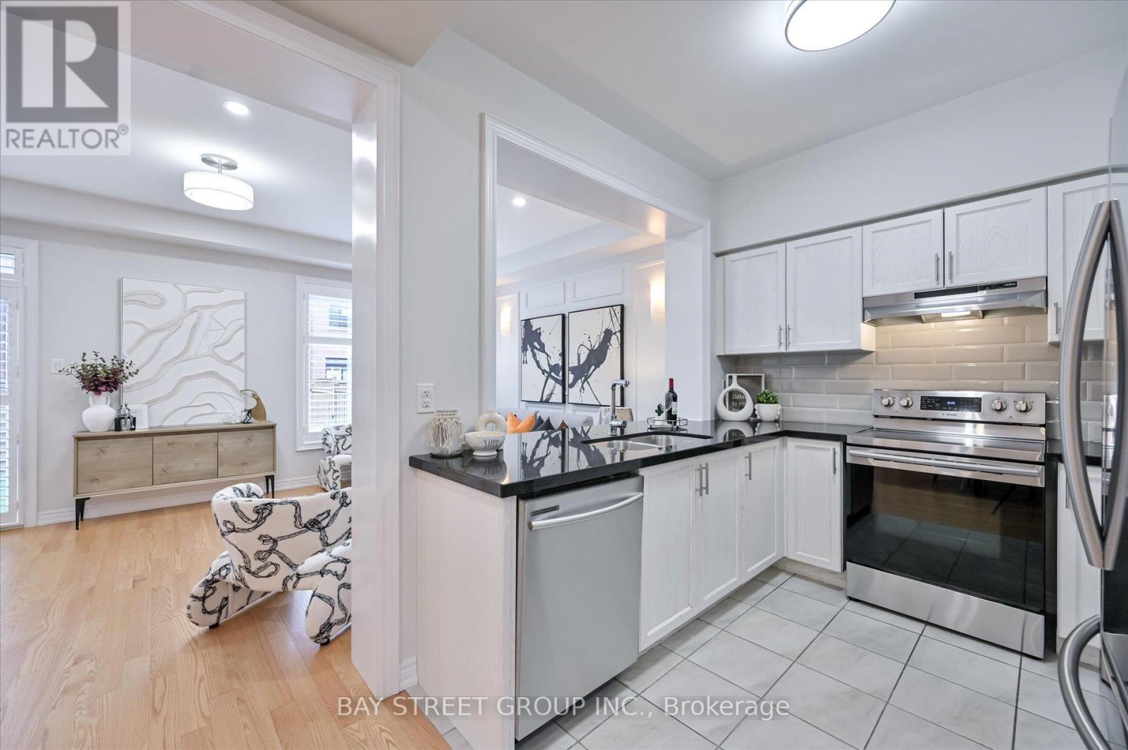 143 Badgerow Way, Aurora, ON - Indoor Photo Showing Kitchen With Upgraded Kitchen