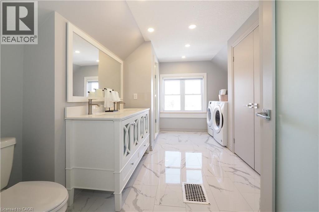 Ensuite and laundry - 354 Blucher Boulevard, Kitchener, ON