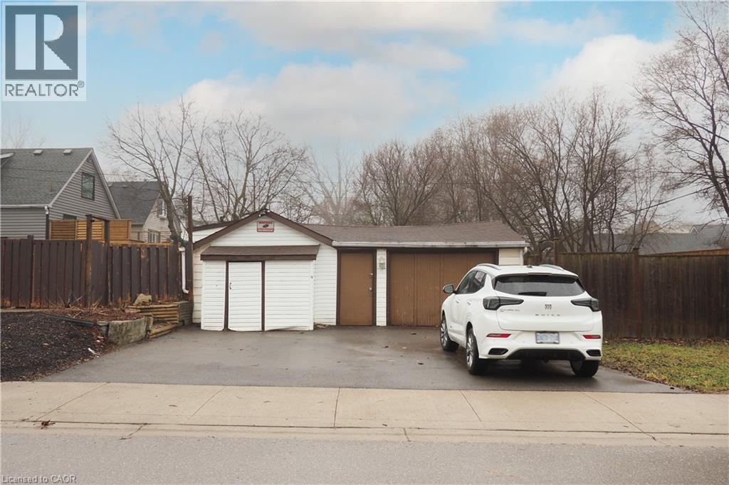 Garage and driveway - 354 Blucher Boulevard, Kitchener, ON