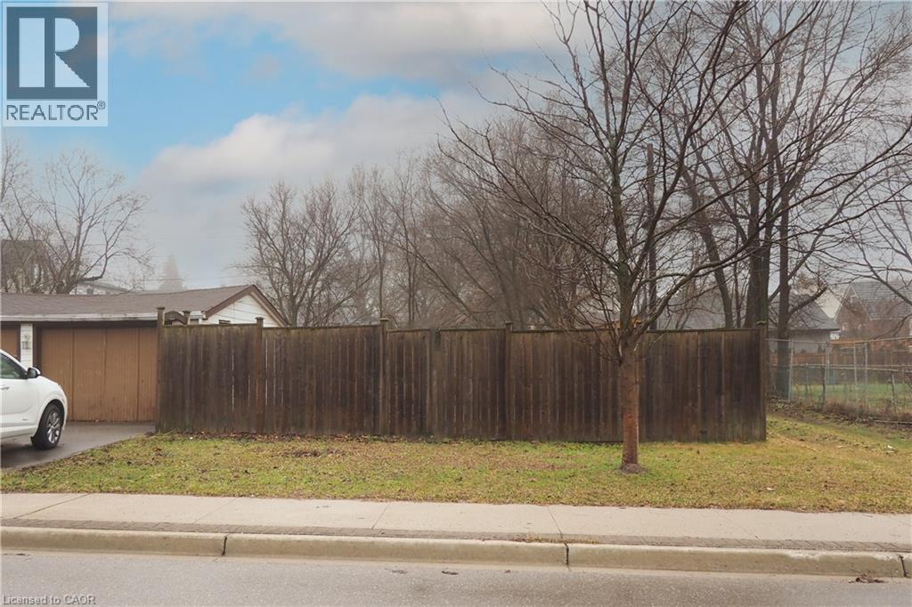 Side yard fenced - 354 Blucher Boulevard, Kitchener, ON