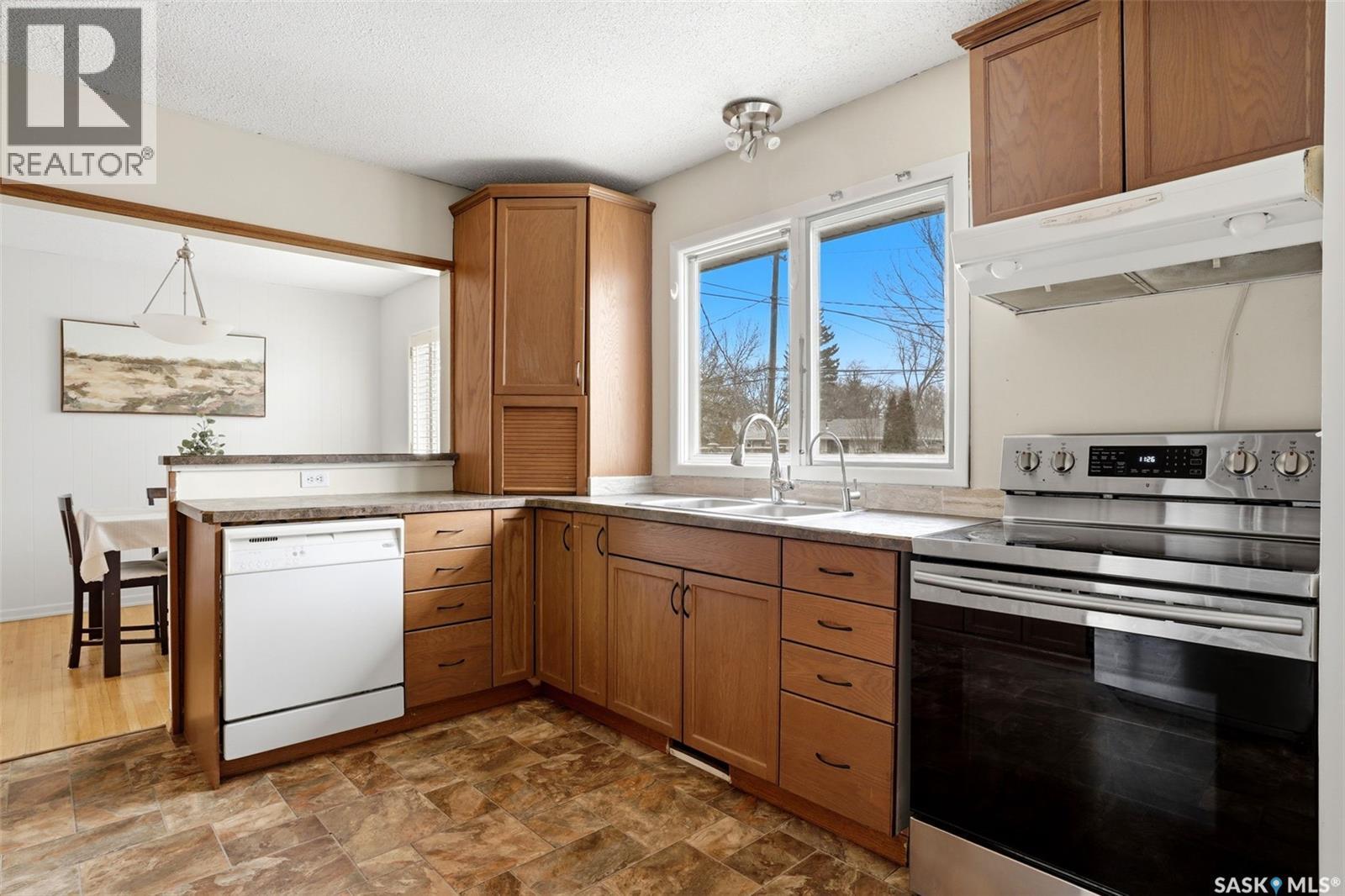 25 Knowles Crescent, Regina, SK - Indoor Photo Showing Kitchen With Double Sink