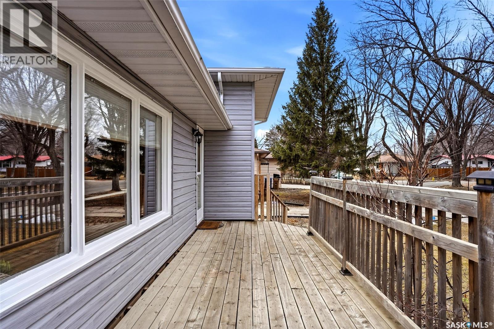 25 Knowles Crescent, Regina, SK - Outdoor With Deck Patio Veranda With Exterior