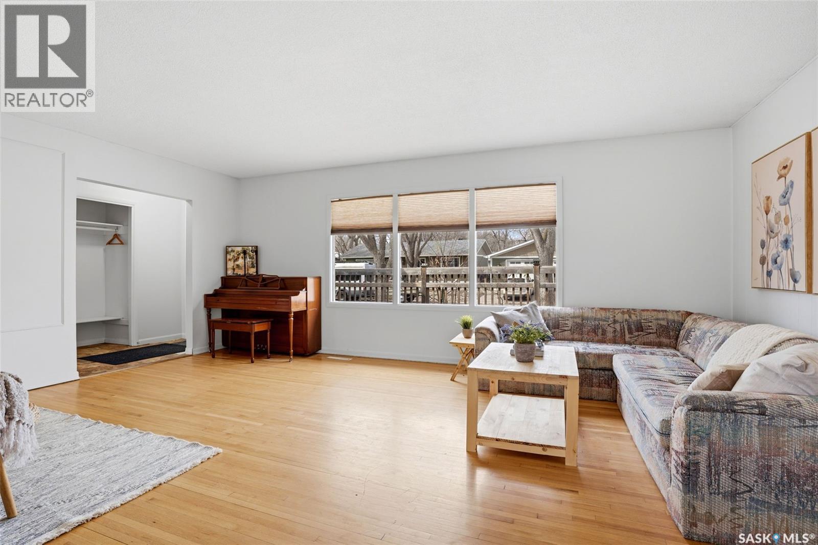 25 Knowles Crescent, Regina, SK - Indoor Photo Showing Living Room