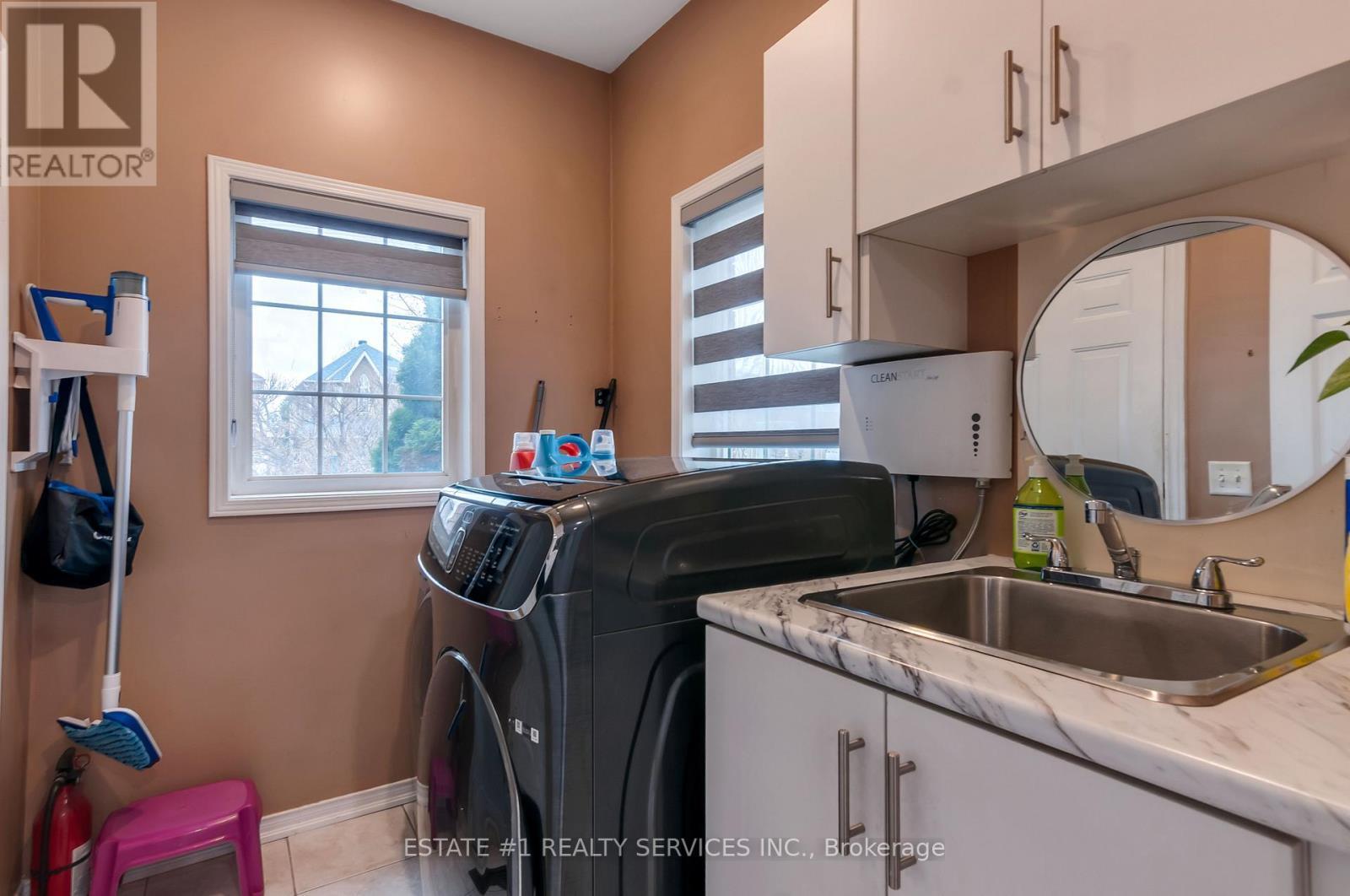 7448 Village Walk, Mississauga, ON - Indoor Photo Showing Laundry Room