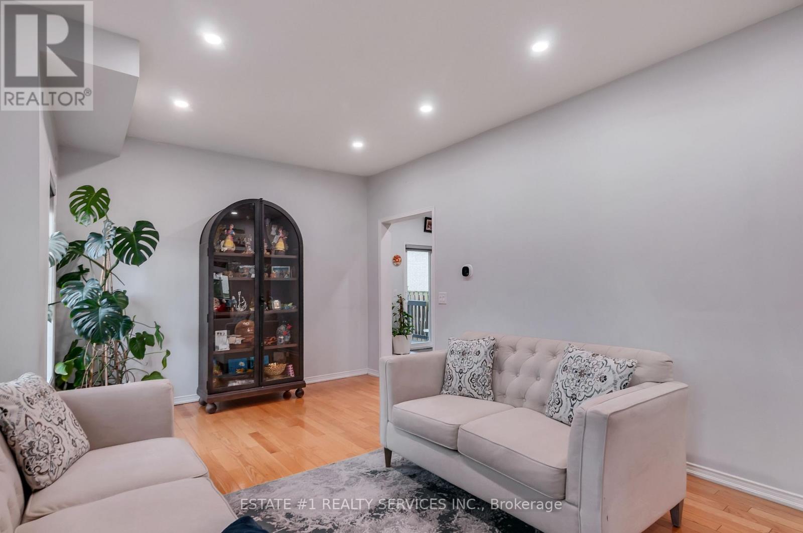 7448 Village Walk, Mississauga, ON - Indoor Photo Showing Living Room