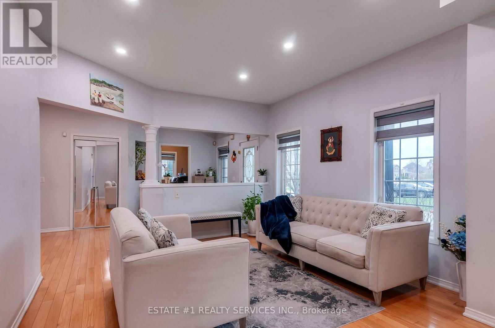 7448 Village Walk, Mississauga, ON - Indoor Photo Showing Living Room