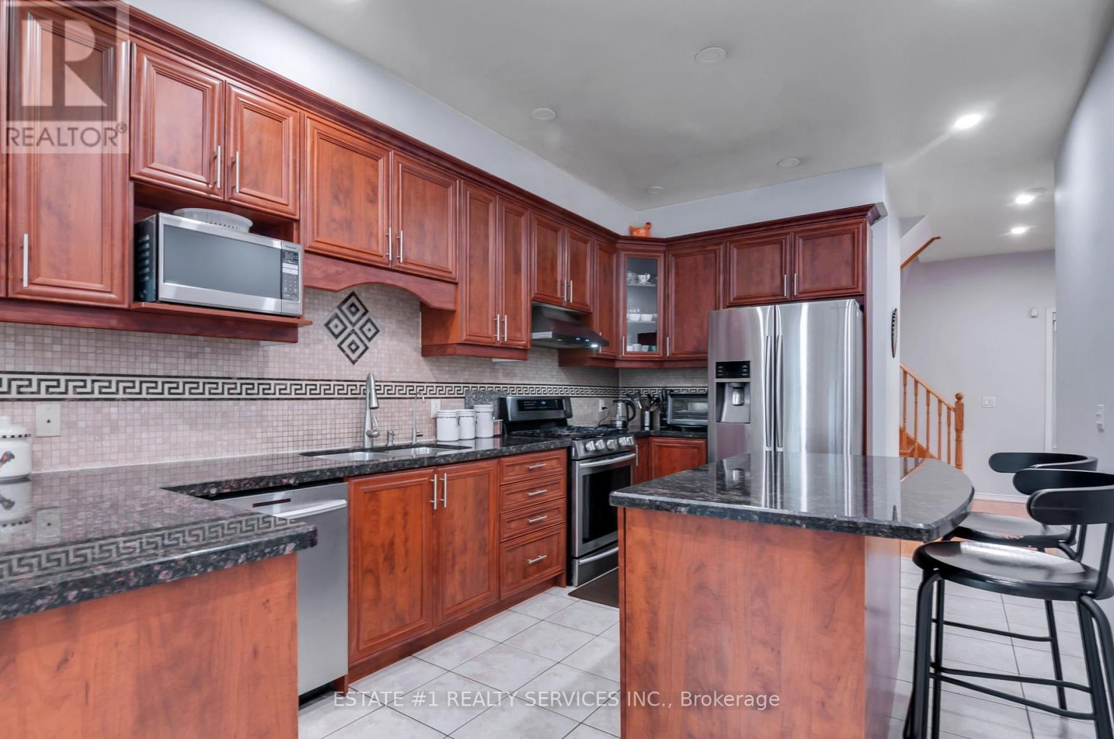 7448 Village Walk, Mississauga, ON - Indoor Photo Showing Kitchen