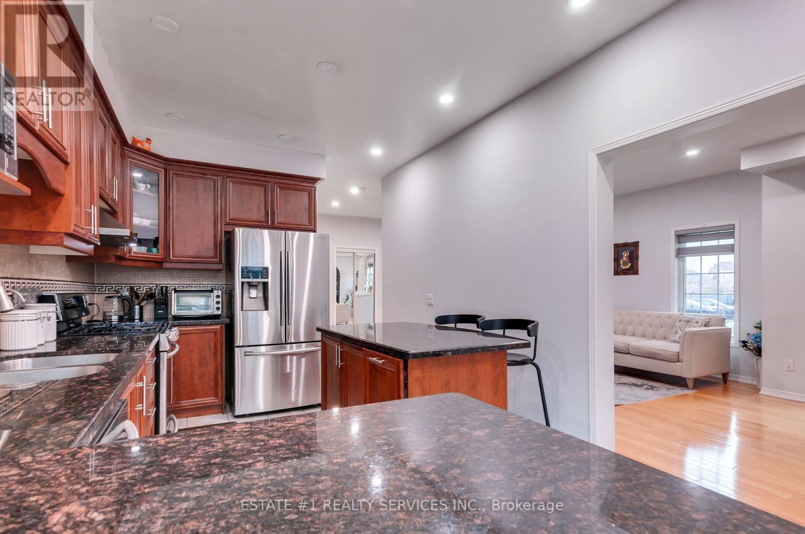 7448 Village Walk, Mississauga, ON - Indoor Photo Showing Kitchen