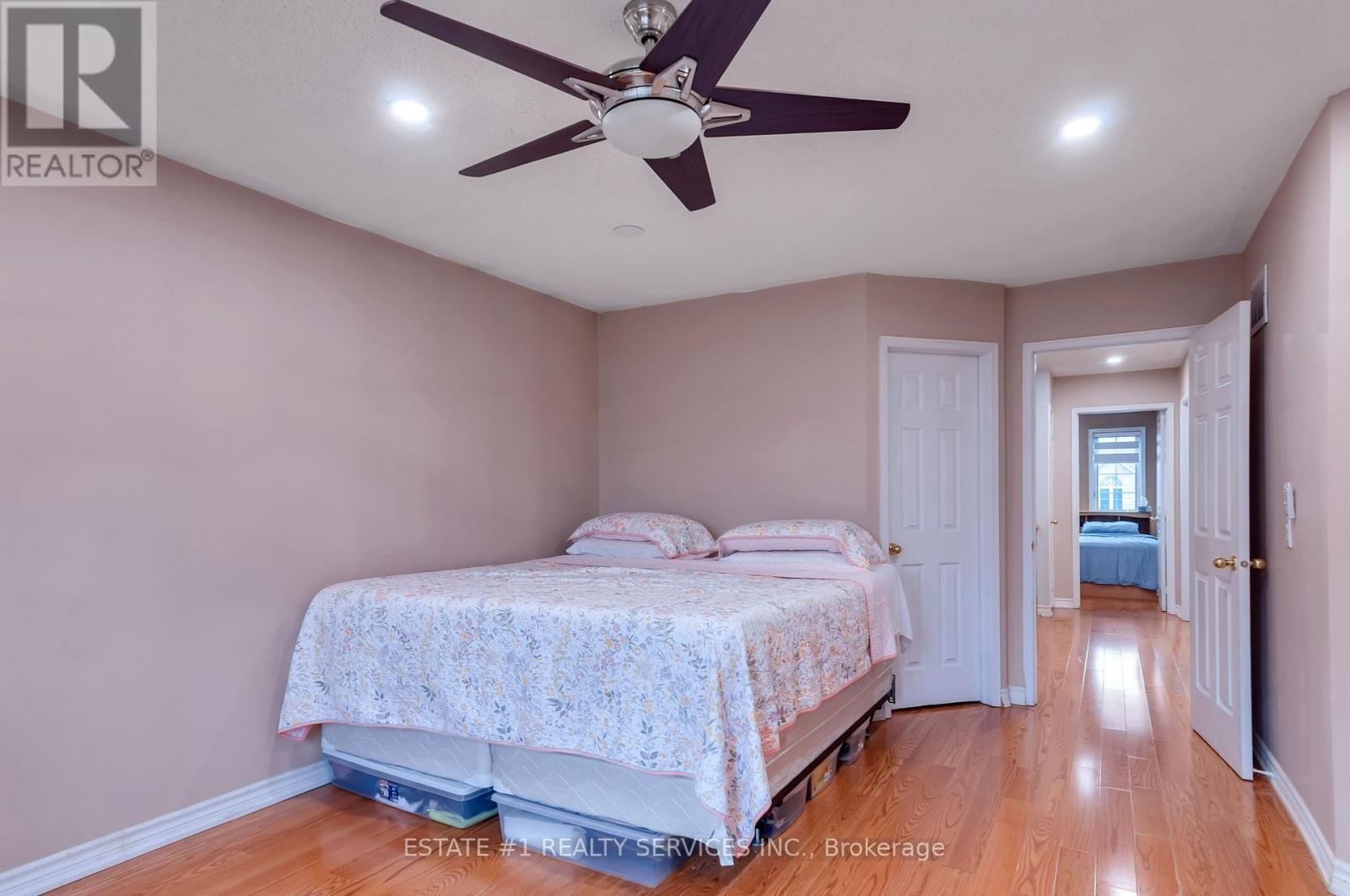 7448 Village Walk, Mississauga, ON - Indoor Photo Showing Bedroom