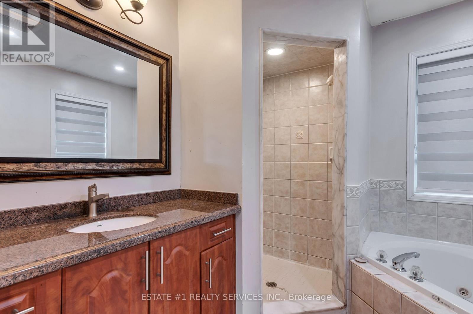 7448 Village Walk, Mississauga, ON - Indoor Photo Showing Bathroom