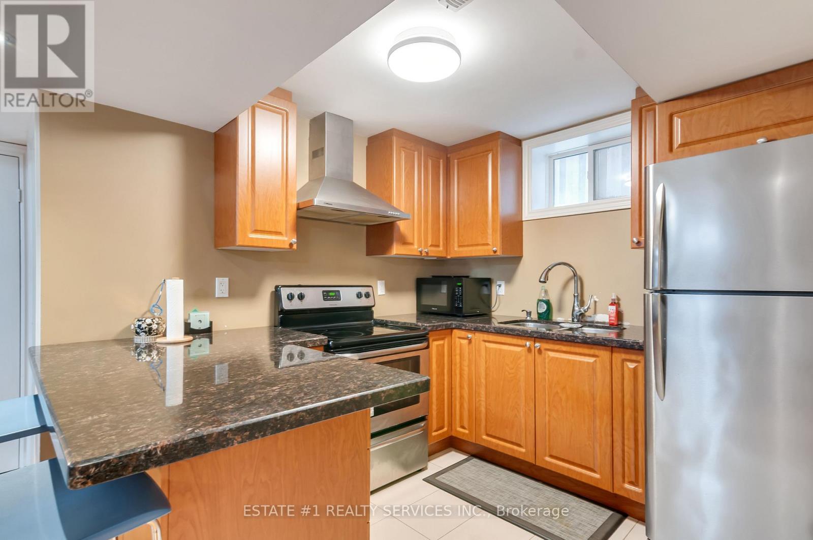 7448 Village Walk, Mississauga, ON - Indoor Photo Showing Kitchen