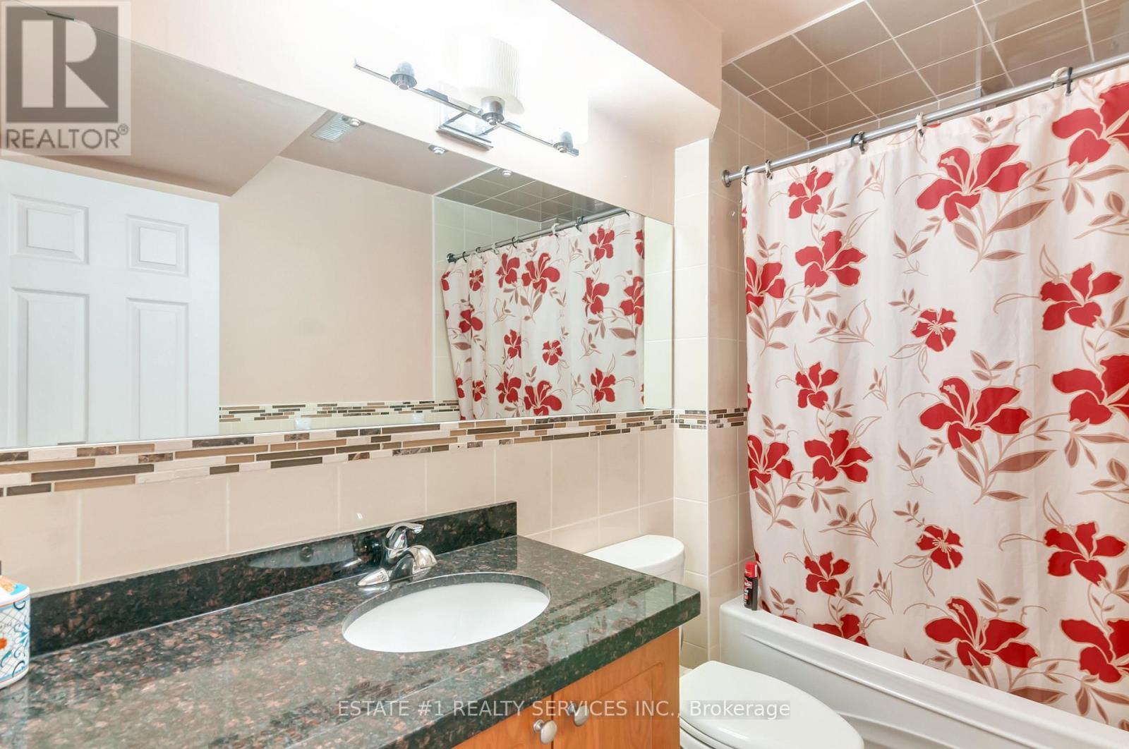 7448 Village Walk, Mississauga, ON - Indoor Photo Showing Bathroom