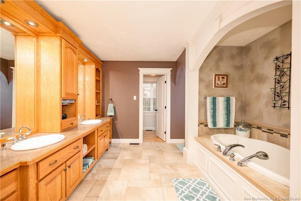 12 Highgate Crt, Riverview, NB