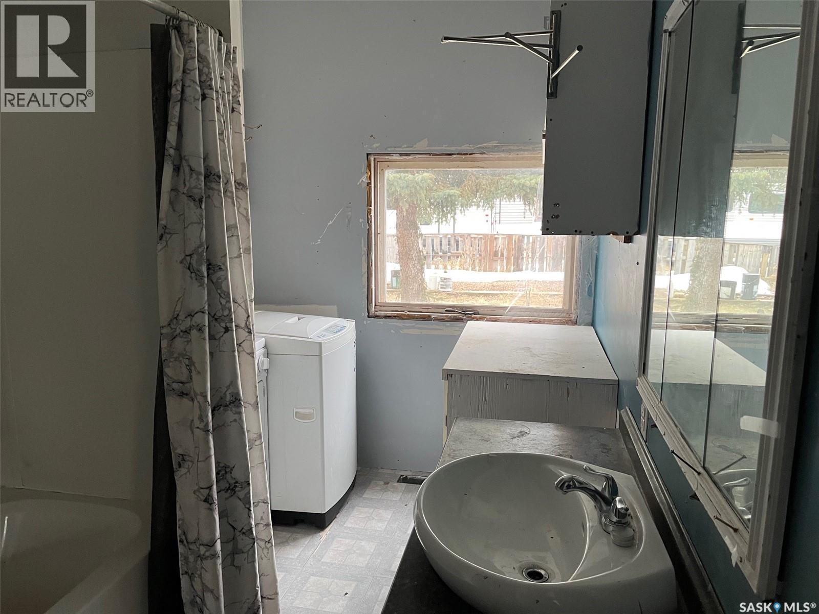 138 1St Avenue E, Montmartre, SK - Indoor Photo Showing Laundry Room
