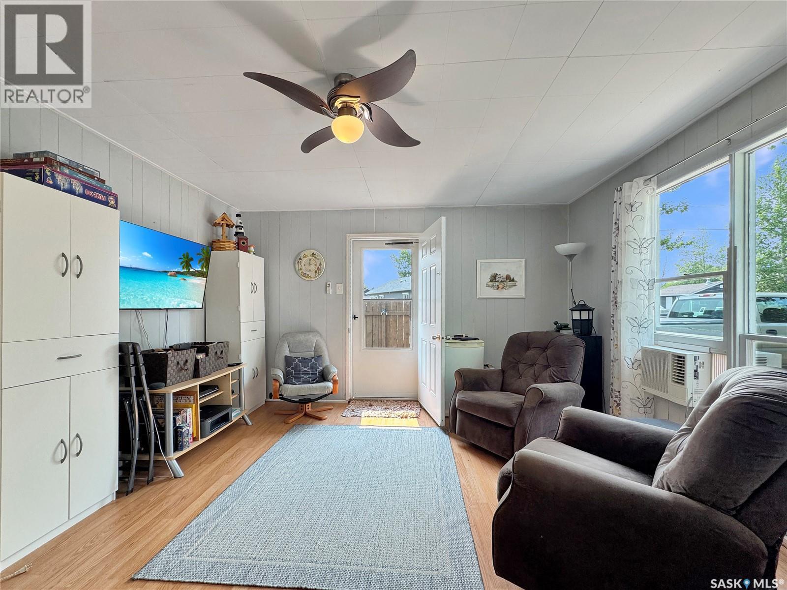 9132 Donald Crescent, Cochin, SK - Indoor Photo Showing Living Room