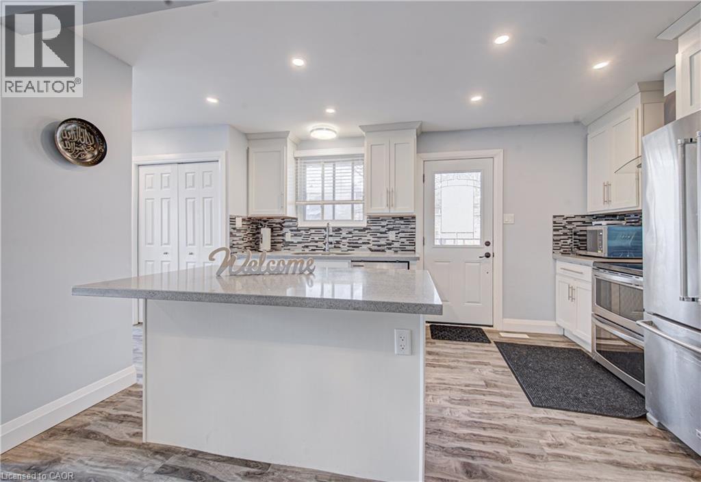 141 Mooregate Crescent, Kitchener, ON - Indoor Photo Showing Kitchen
