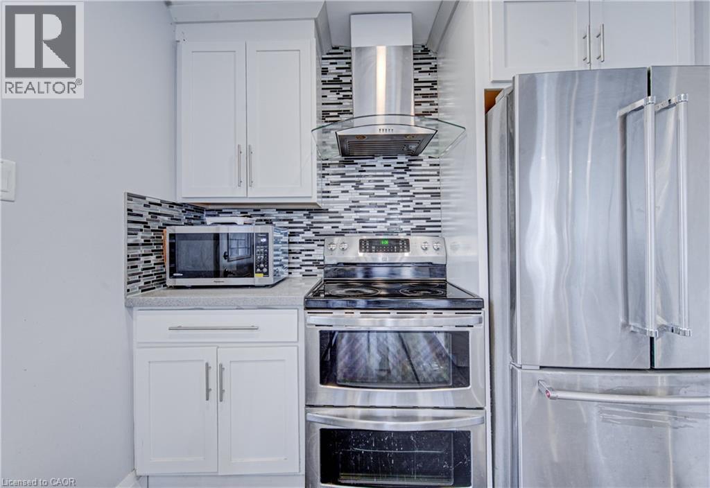 141 Mooregate Crescent, Kitchener, ON - Indoor Photo Showing Kitchen With Stainless Steel Kitchen