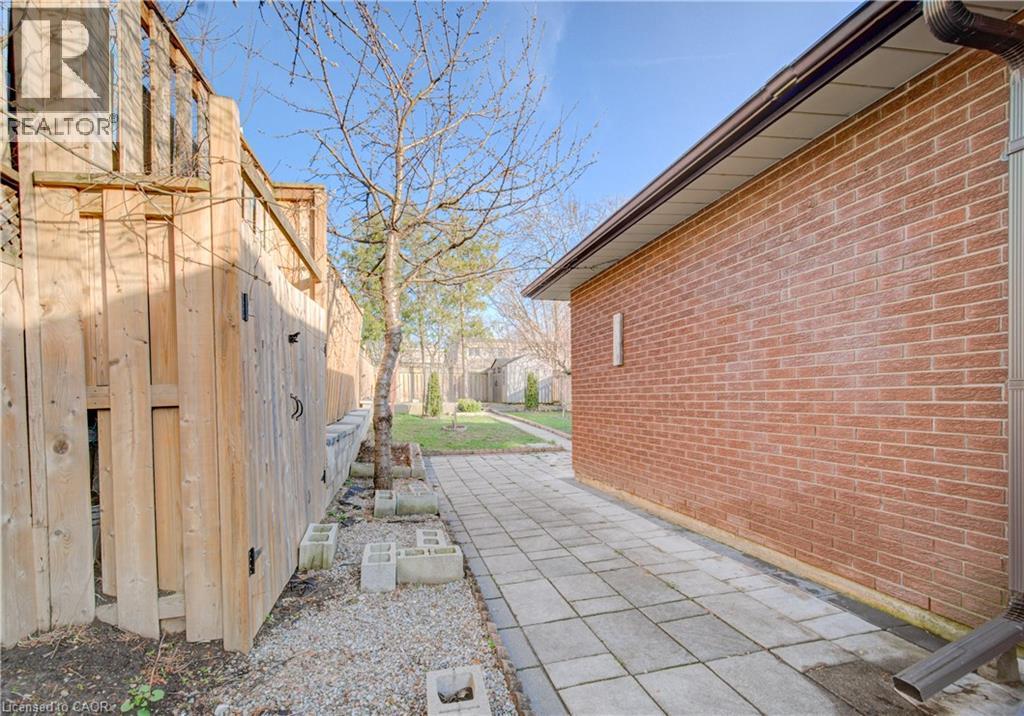 141 Mooregate Crescent, Kitchener, ON - Outdoor