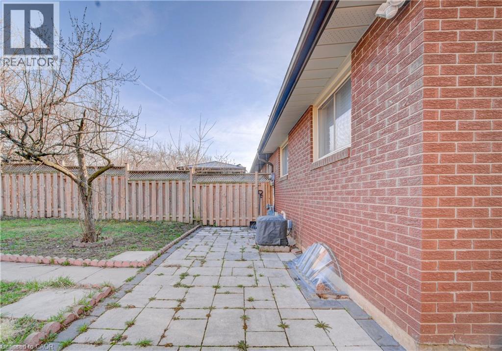 141 Mooregate Crescent, Kitchener, ON - Outdoor