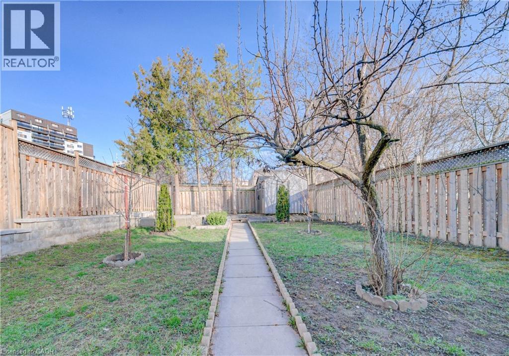 141 Mooregate Crescent, Kitchener, ON - Outdoor