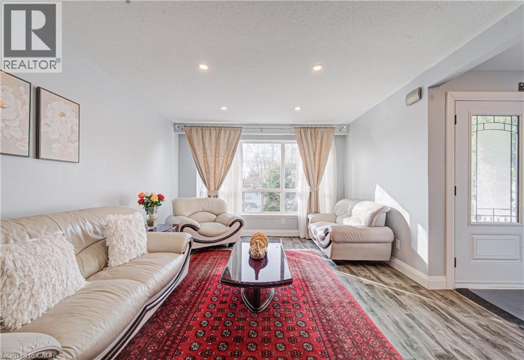 141 Mooregate Crescent, Kitchener, ON - Indoor Photo Showing Living Room