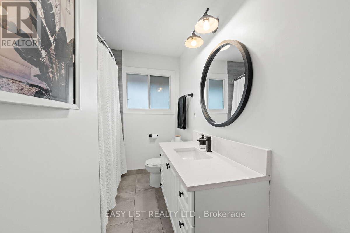 756 Dickens Avenue, Ottawa, ON - Indoor Photo Showing Bathroom