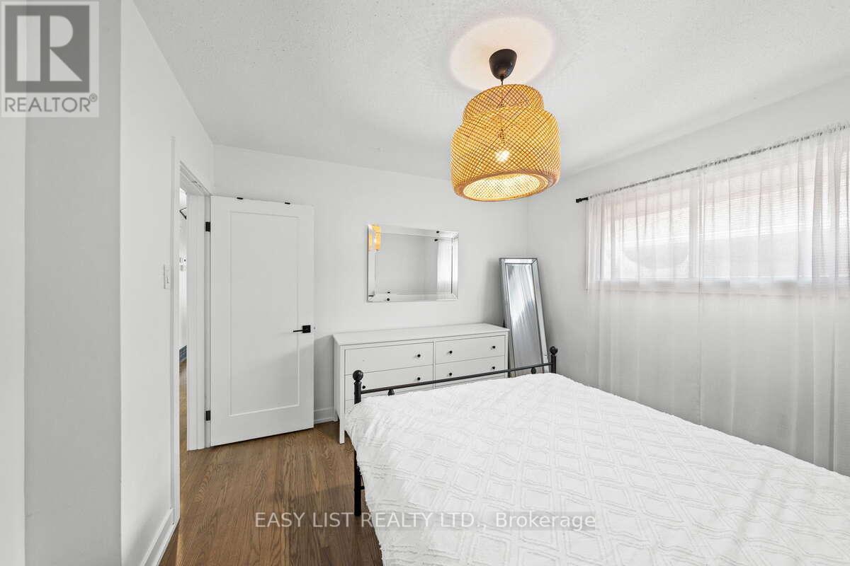 756 Dickens Avenue, Ottawa, ON - Indoor Photo Showing Bedroom